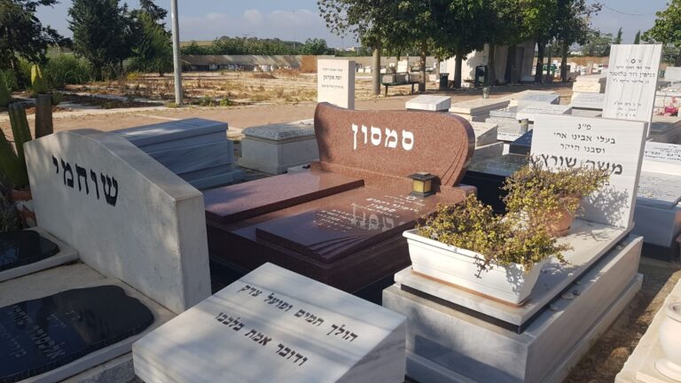 מצבות גרניט אדום