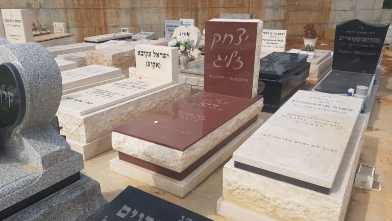מצבות גרניט אדום