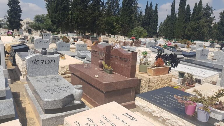 מצבות גרניט אדום