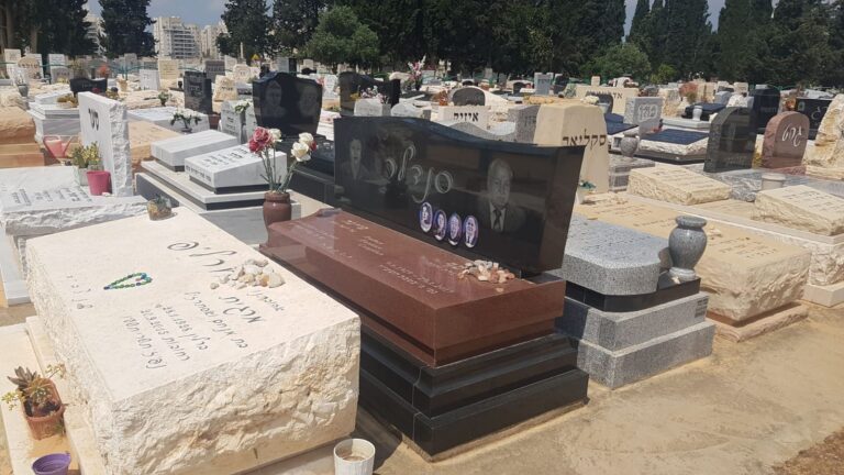 מצבות גרניט אדום