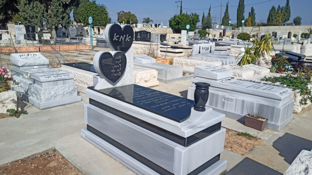 מצבת גרניט שחור