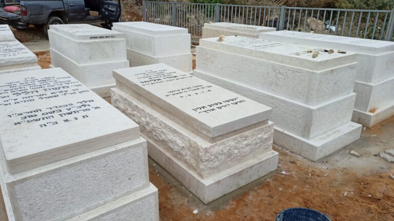 מצבות גרניט אדום