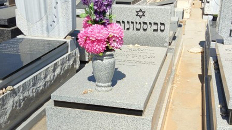 מצבות גרניט אפור